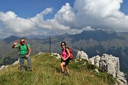 06 Alla croce di vetta della Corna Grande (2089 m) con vista sul Tre Signori avvolto nelle nuvole 